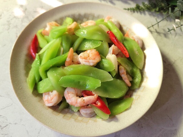 Cây này tưởng chỉ ăn lá, ai ngờ thân cũng cực ngon, canxi gấp 36 lần canh xương hầm, đem xào tôm vừa ngon lại bổ