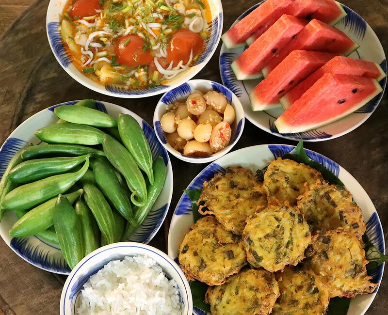 Mâm cơm này gồm các món: Chả cá ngần, canh chua cá ngần, lặc lè luộc, cà muối (Ảnh: Vũ Thu Hương).