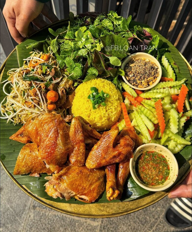 Một mẹt gà nướng kết hợp với tràng trứng xào giá, cơm và nộm dưa chuột.