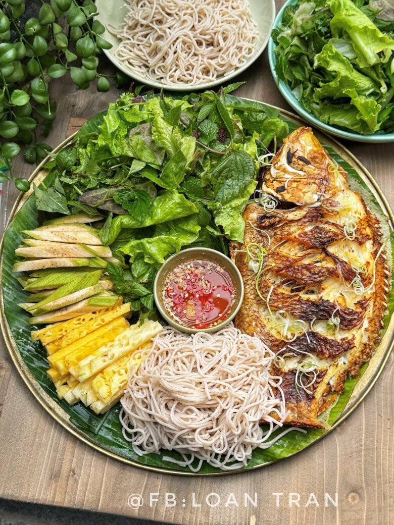 Mâm cá nướng cuốn bún, chuối, dứa.