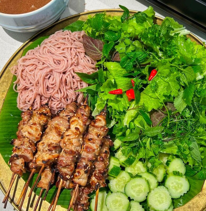 Mâm bún thịt nướng.