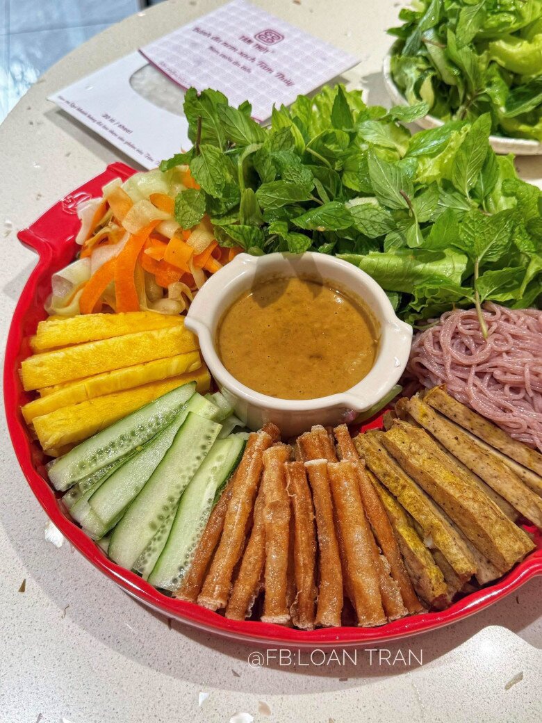 Cuốn nem nướng nhà làm ngon, đầy đặn.