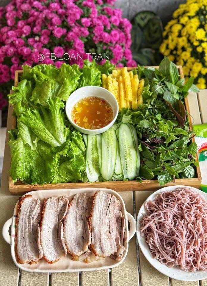 Ba chỉ quay giòn bì cuốn, thịt mềm ngọt, bì giòn rụm.
