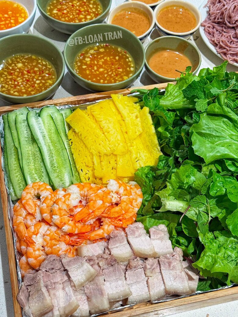 Bánh tráng cuốn tôm thịt thanh mát.
