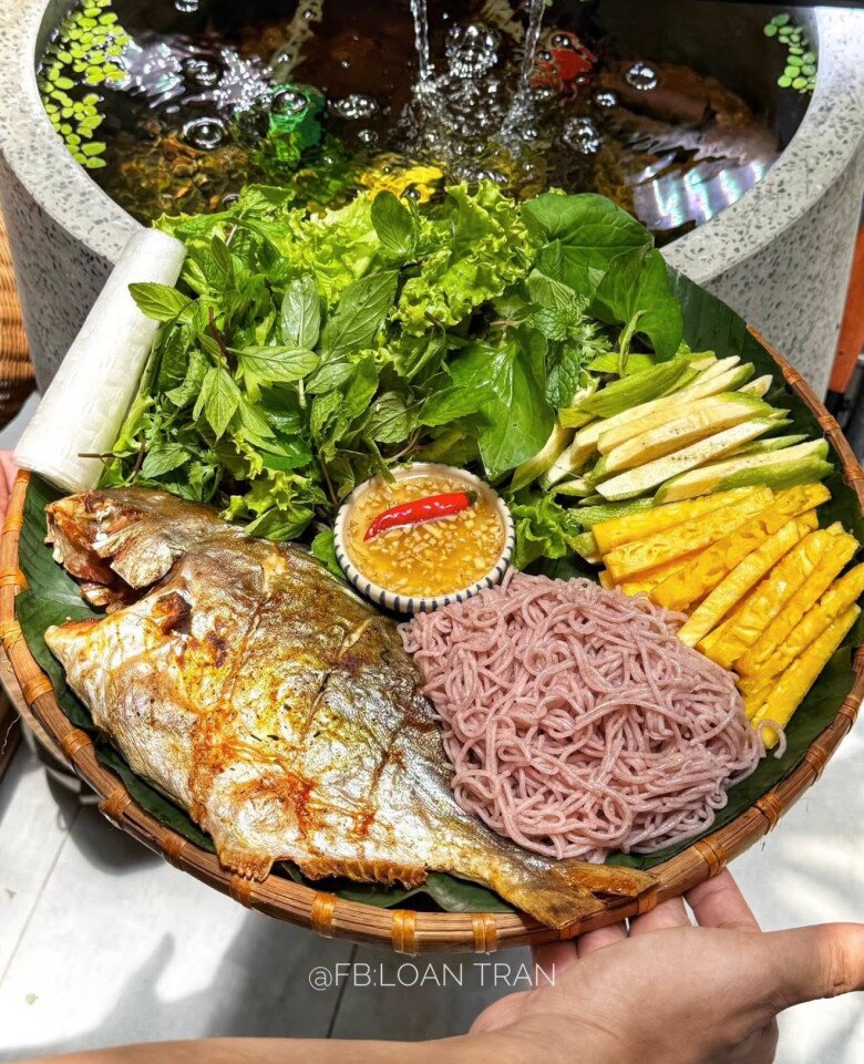 Bánh tránh cuốn cá nướng, bún, trái cây, rau thơm.