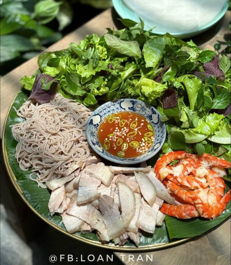 Bánh tráng cuốn tôm thịt và bún, rau thơm đầy hấp dẫn.