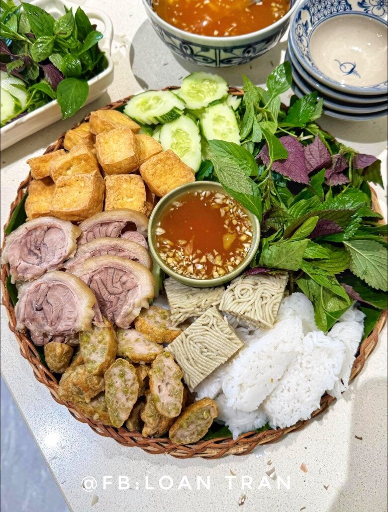 Một bữa đổi gió với bún đậu ăn kèm thịt chân giò, chả cốm.