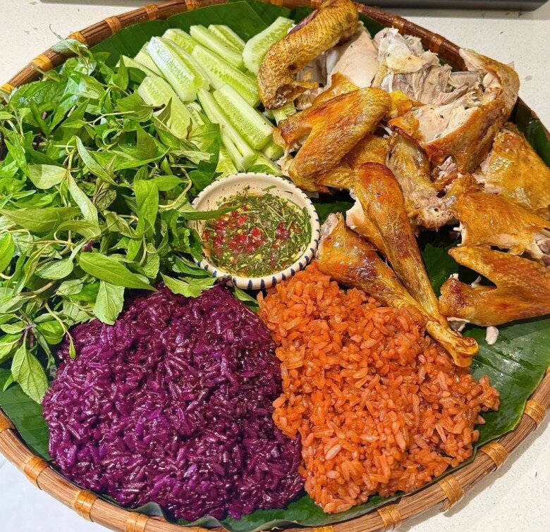 Gà nướng ăn kèm xôi gấc và xôi lá cẩm tím.