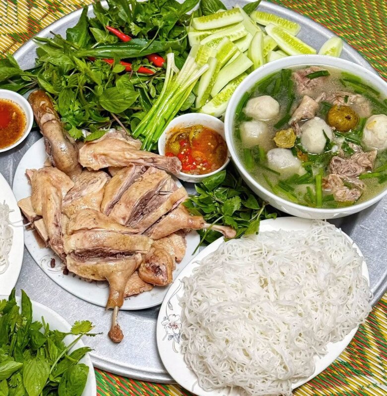Bữa này ăn vịt luộc, bún và canh vịt om sấu chuẩn mùa hè.