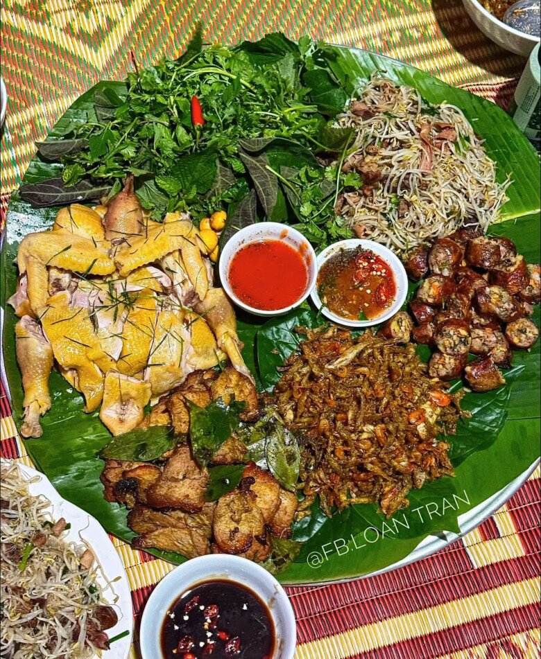 Bữa này có gà luộc, thịt nướng, dồi chiên, tôm rang, giá xào...