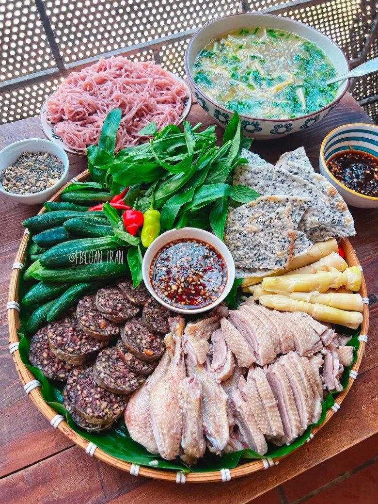 Một mẹt vịt, dồi cổ vịt hấp dẫn với quả luộc, măng luộc.