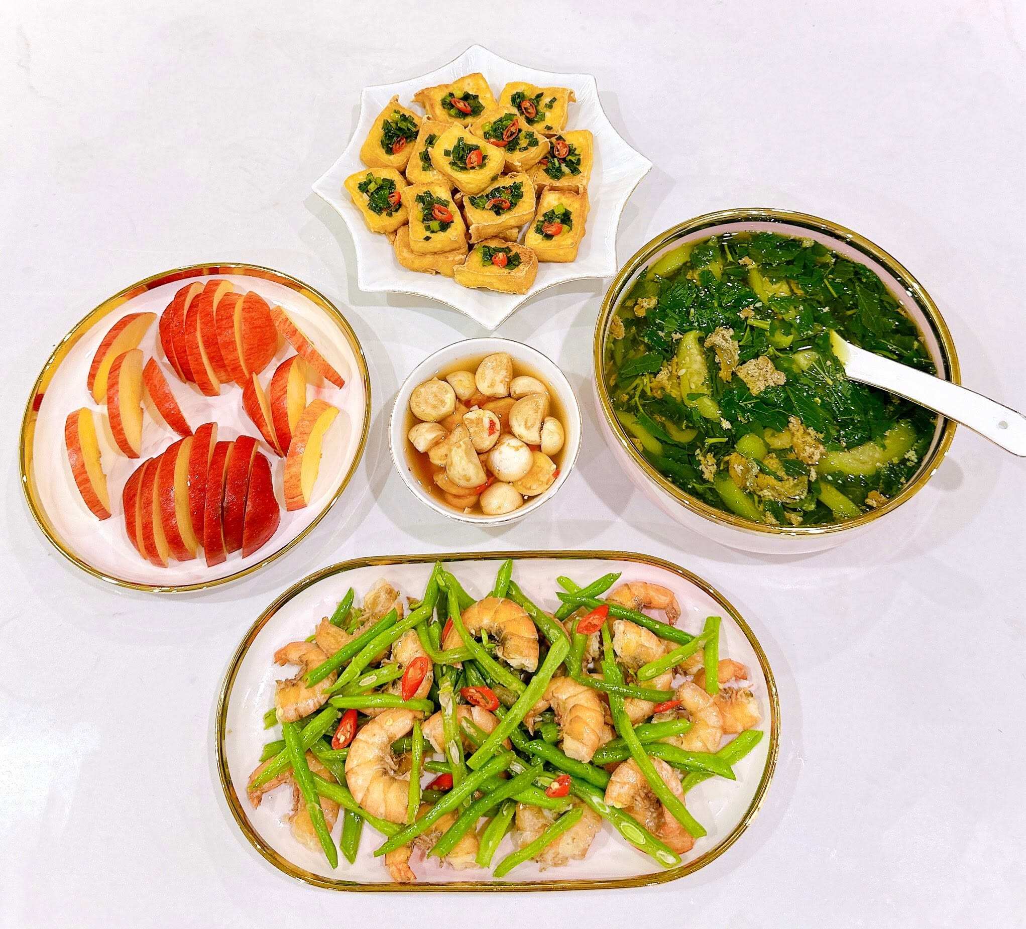 Mê nấu ăn hơn hẹn hò, 9X xinh đẹp lại đảm đang khiến nhiều người thích thú với loạt cơm nhà ngon, đẹp mắt - 2