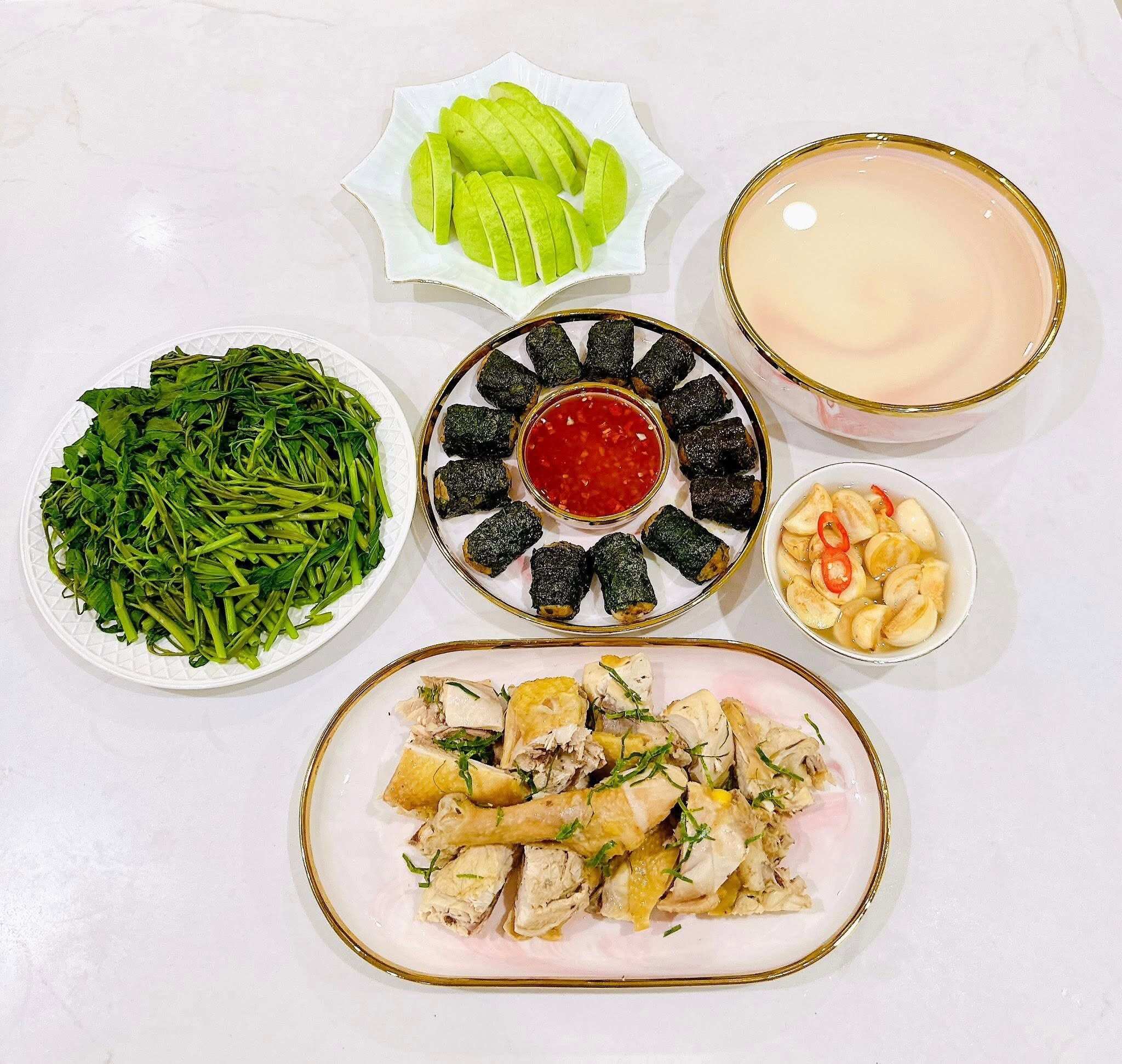 Mê nấu ăn hơn hẹn hò, 9X xinh đẹp lại đảm đang khiến nhiều người thích thú với loạt cơm nhà ngon, đẹp mắt - 3