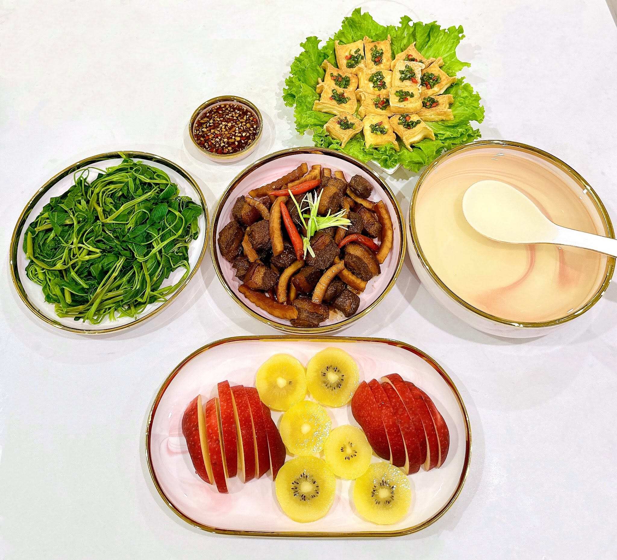 Mê nấu ăn hơn hẹn hò, 9X xinh đẹp lại đảm đang khiến nhiều người thích thú với loạt cơm nhà ngon, đẹp mắt - 7