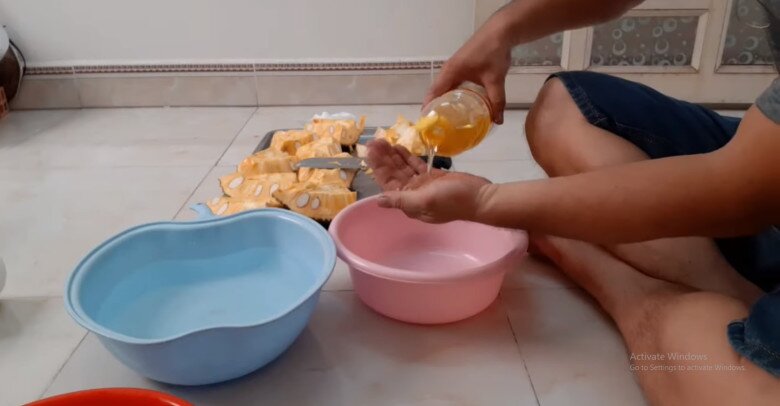 Bị nhựa mít dính vào tay cứ dùng vài thứ này chà nhẹ là nhựa tự bong ra từng mảng, giờ mới biết chưa muộn - 2