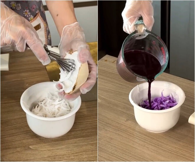 Chuyển sang công đoạn làm món tráng miệng, cô cẩn thận đổ phần nước dừa tươi đã chuẩn bị qua một chiếc rây lọc lớn vào nồi để đảm bảo nước rau câu thành phẩm sẽ thật trong và không bị lẫn cặn. Nữ doanh nhân tỉ mẩn dùng dụng cụ chuyên dụng để nạo từng sợi dừa non từ nửa quả dừa xiêm. Phần cùi dừa bào sợi này sẽ là topping giúp món rau câu thêm phần giòn sần sật và béo ngậy.