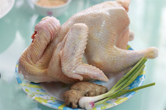 Cách luộc gà ngon da vàng giòn, không bị nứt, đỏ ai không phải ai cũng biết - 2