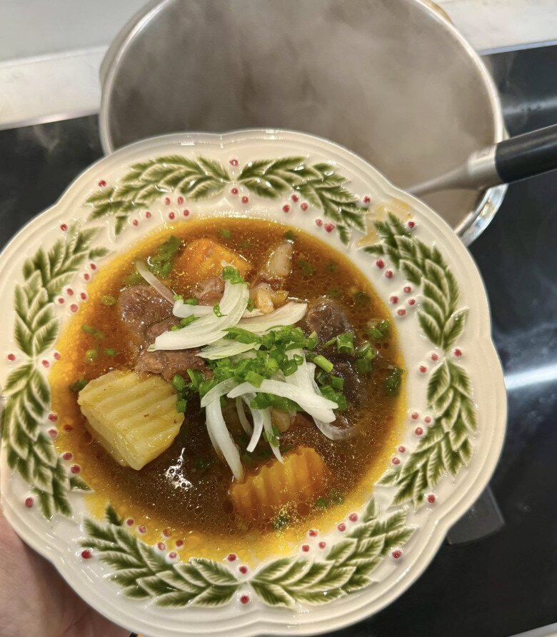 Mỗi món ăn đều được cô chăm chút tỉ mỉ, bởi siêu mẫu hiểu rằng những bữa cơm gia đình hôm nay chính là miền ký ức ngọt ngào, là điểm tựa tinh thần vững chắc cho các con khi trưởng thành.