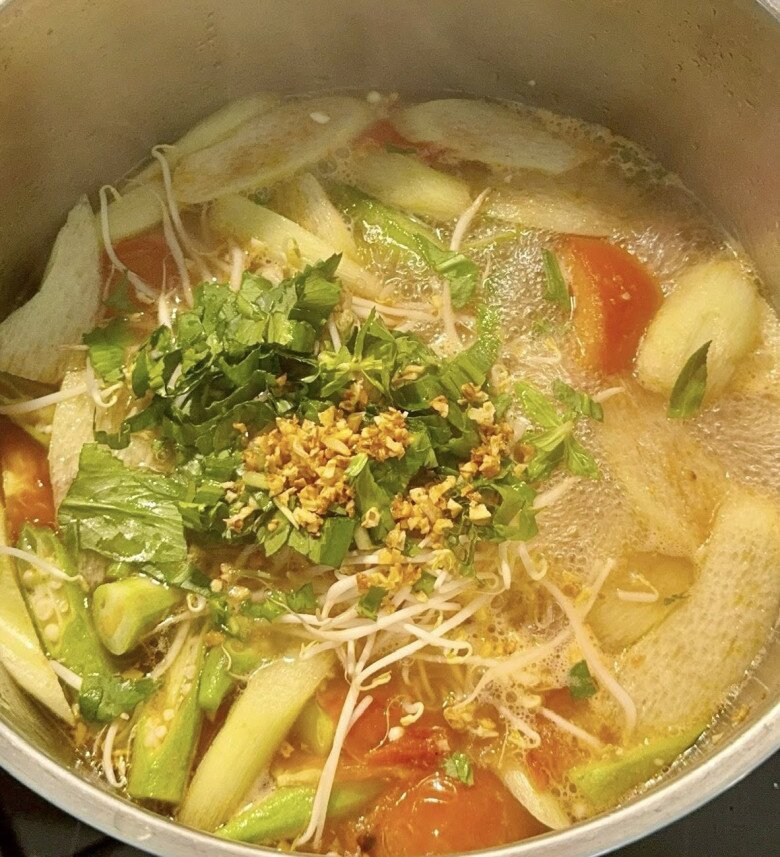 Nồi canh chua nóng hổi với dọc mùng xanh mướt, cà chua đỏ mọng hòa quyện cùng vị thơm của hành phi và ngò gai. Một bát canh thanh mát là lựa chọn tuyệt vời để Thanh Tuyền giải nhiệt cho cả gia đình trong những ngày hè oi ả.