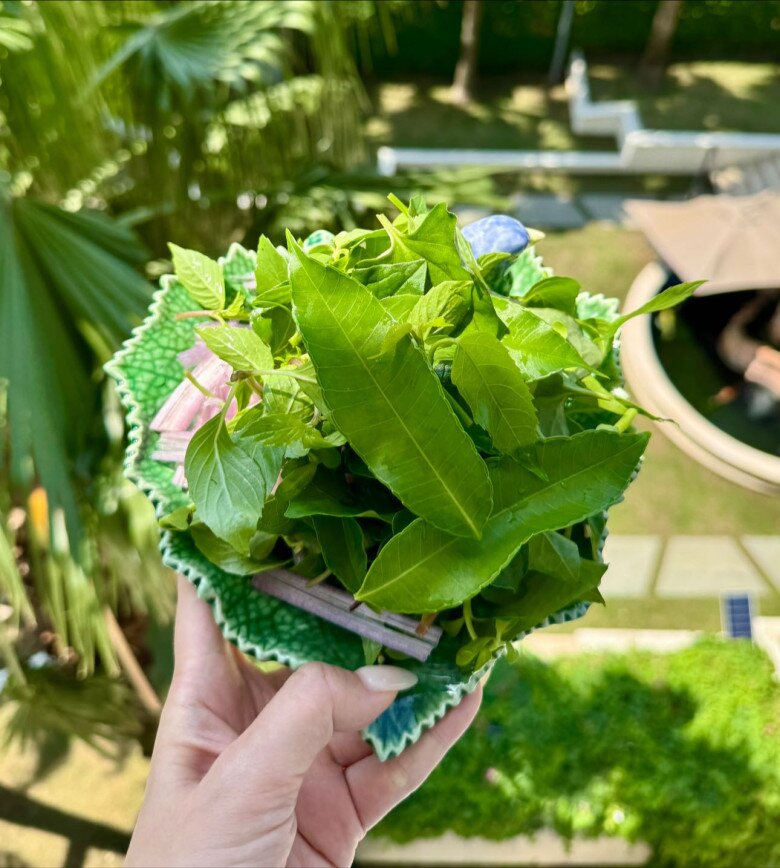 Siêu mẫu chia sẻ: Đi chợ nấu cơm cũng là một cách nói yêu. Những nguyên liệu tươi ngon được cô chọn lựa kỹ lượng, giúp món ăn thêm phần kích thích vị giác.