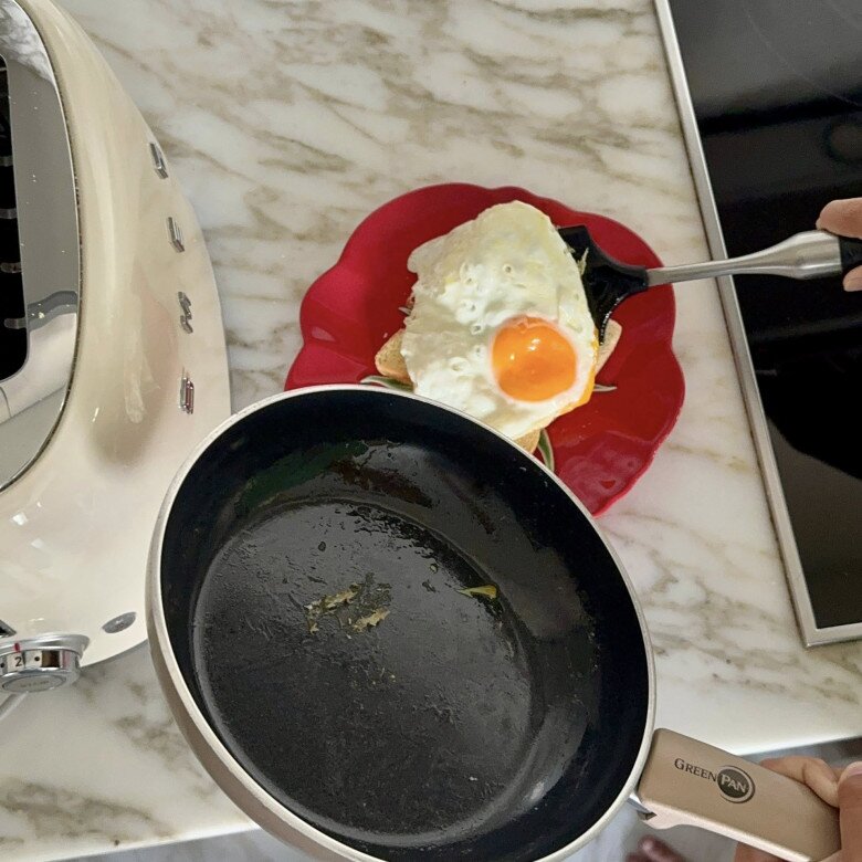Không chỉ nấu cho chồng con, người đẹp còn tự hào khi cậu con trai đã biết nấu ăn sáng cho cả nhà. Tối hôm trước, cậu bé hỏi: “Mẹ ơi, mẹ thích ăn gì, mẹ nói con biết, sáng mai con sẽ thức sớm nấu cho mẹ”. Và sáng hôm sau, bữa sáng cho các thành viên đã đủ đầy.