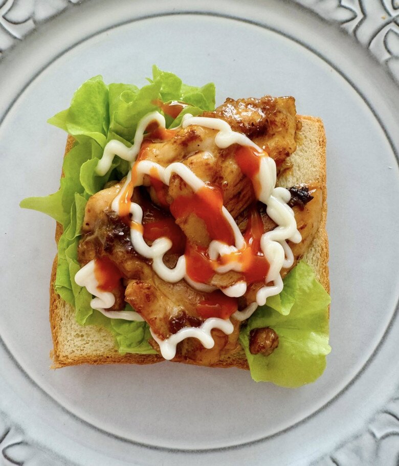Bữa sáng nhanh gọn nhưng không kém phần hấp dẫn với bánh mì sandwich kẹp thịt và rau xanh. Những đường sốt mayonnaise cùng tương ớt đan xen đẹp mắt giúp trẻ nhỏ hào hứng hơn khi bắt đầu ngày mới.