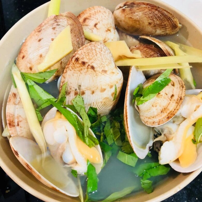 Bát ngao (nghêu) hấp sả ớt nóng hổi, thanh mát do anh làm với những con ngao béo mầm, ngập trong phần nước dùng thanh ngọt rõ vị sả và rau răm. Đây là món ăn chơi nhẹ nhàng nhưng cực kỳ kích thích vị giác nhờ vị cay nồng ấm của gừng và ớt tươi.