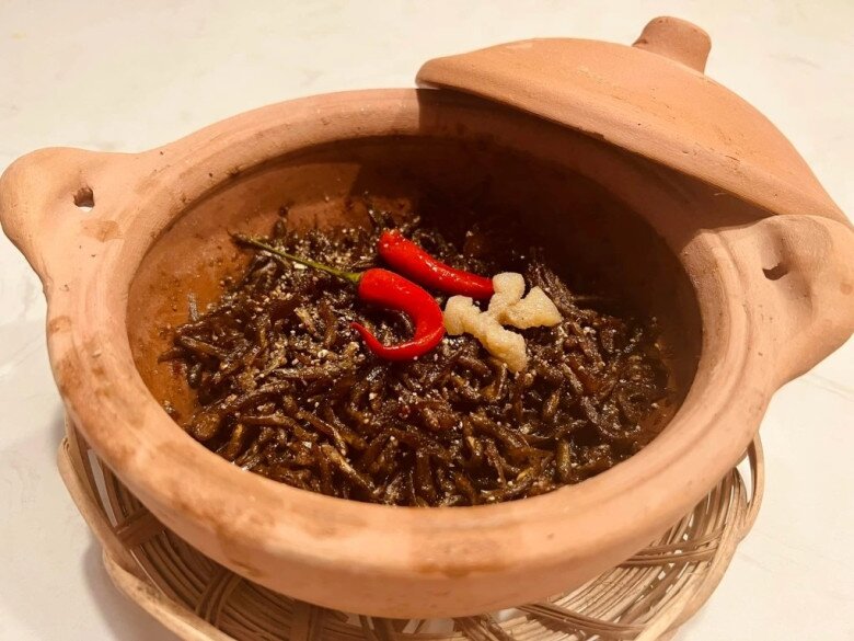 Niêu cá bống kho tiêu đậm chất cơm nhà truyền thống được kho cẩn thận trong nồi đất giữ nhiệt để thịt cá săn lại và ngả màu cánh gián đẹp mắt. Món ăn được nhấn nhá thêm vài lát tóp mỡ béo ngậy cùng hai quả ớt đỏ tươi cay nồng vô cùng tốn cơm.
