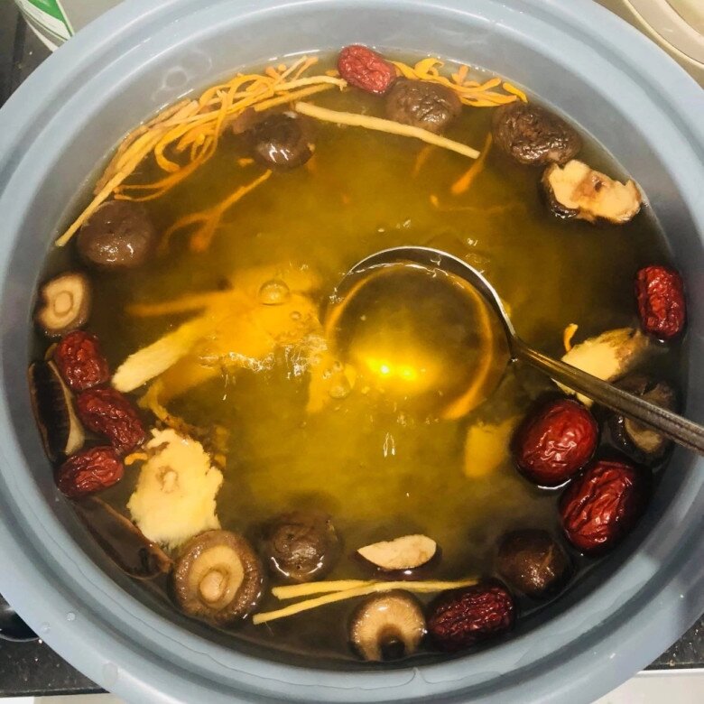 Nồi lẩu đông trùng hạ thảo bổ dưỡng với sự xuất hiện của táo đỏ, nấm hương, đông trùng hạ thảo cùng các loại rễ quý. Phần nước dùng vàng óng, ngọt thanh tự nhiên này hứa hẹn là món ăn bồi bổ sức khỏe tuyệt vời mà nam diễn viên làm cho cả gia đình.