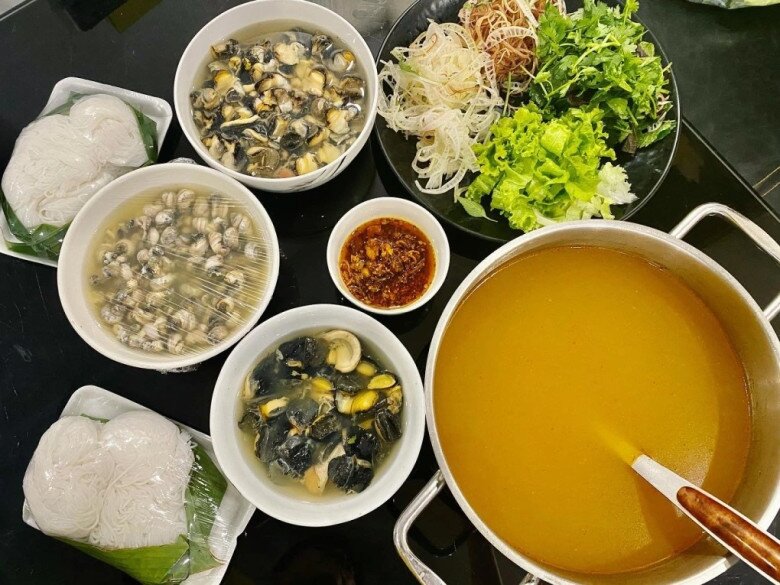 Mẹt bún ốc nguội - món ngon thanh nhã của Hà Nội được chuẩn bị vô cùng bài bản tại gia với phần thịt ốc mít, ốc nhồi béo sần sật để riêng. Ăn kèm với đó là bát nước dùng chua dịu vị giấm bỗng thơm lừng, đĩa rau sống tươi roi rói và chút ớt chưng đặc trưng.