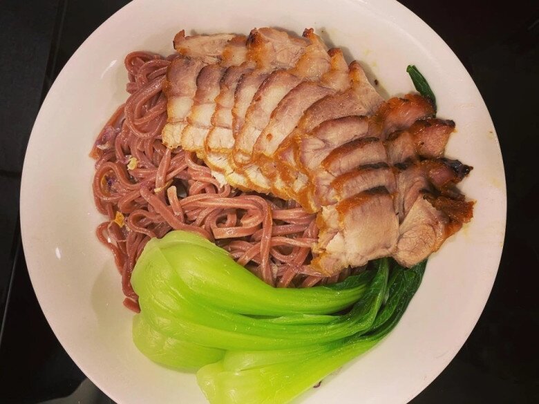 Nam ca sĩ Ngô Kiến Huy ngay lập tức chớp thời cơ vào đặt gạch một suất ăn kèm lời nhắn nhủ đầy nôn nóng: Em gần tới rồi nhé. Dọn sẵn dùm em, khiến khán giả vô cùng thích thú trước tình cảm thân thiết của hai nghệ sĩ.