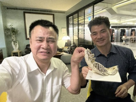 NSND Tự Long "nhăn mặt" trước món lạ của Cục trưởng Xuân Bắc: Sinh vật xấu xí nhưng ngon hơn cả tôm hùm