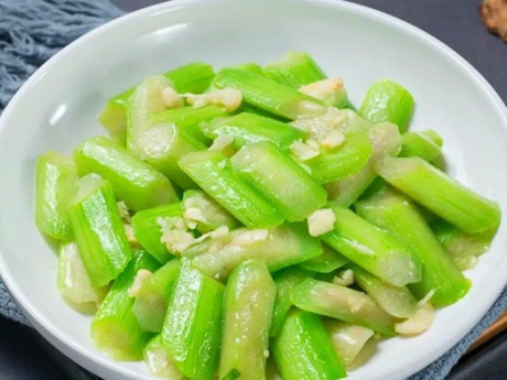 20 năm xào mướp toàn cho luôn vào chảo, đầu bếp nói "sai quá sai" nên mướp hay bị thâm đen, đây mới...