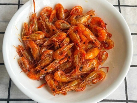 Không ngờ rang tôm chỉ cần nhúm gia vị đơn giản này đã lên màu đỏ đẹp, giòn ngon không bị ướt
