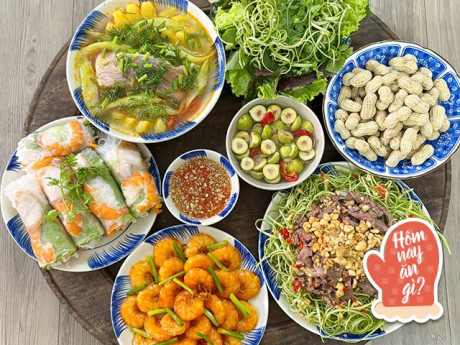 Hôm nay nấu gì: Mâm cơm đậm vị ngày hè, thanh mát, nhìn mà thèm
