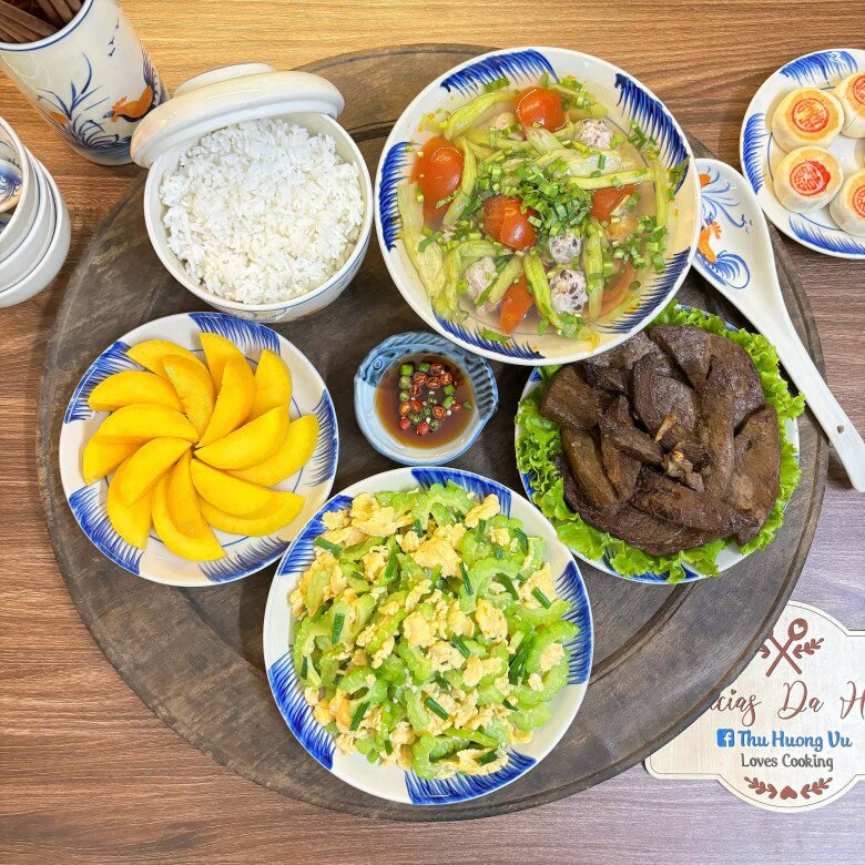Mâm cơm giả đơn giản mà ngon.