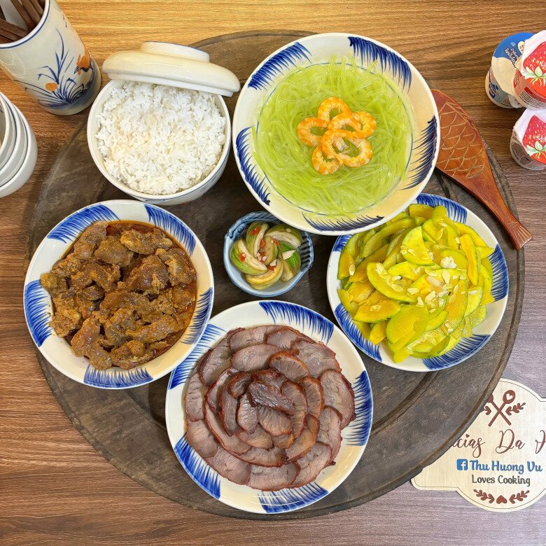 Mâm cơm hấp dẫn cho cả nhà.