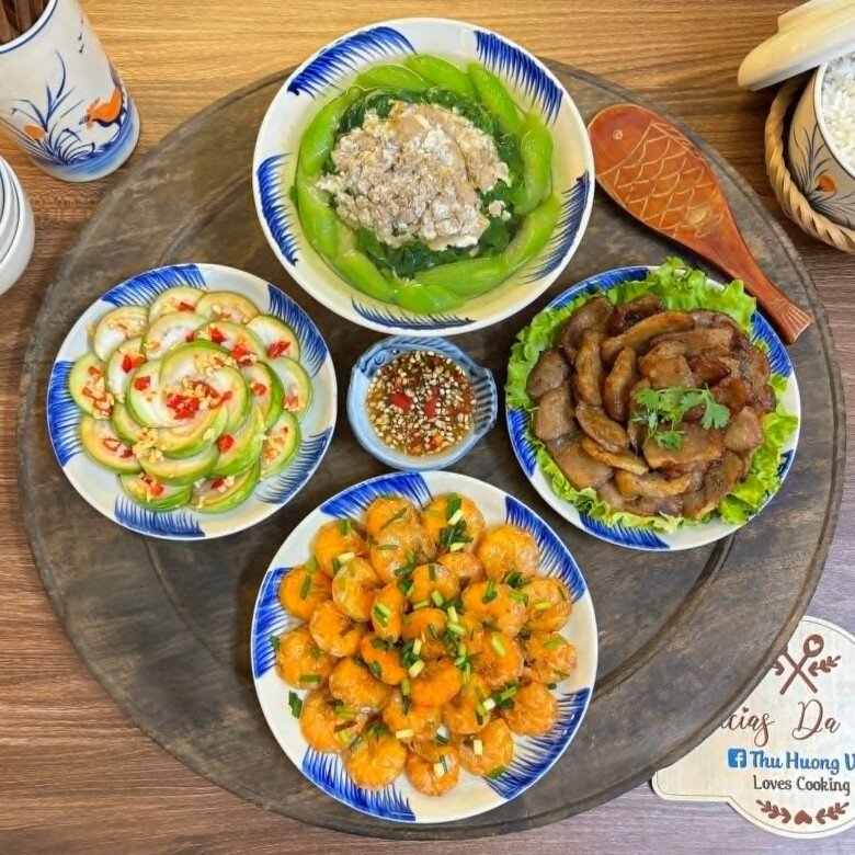 Cả nhà mê tít mâm cơm này.