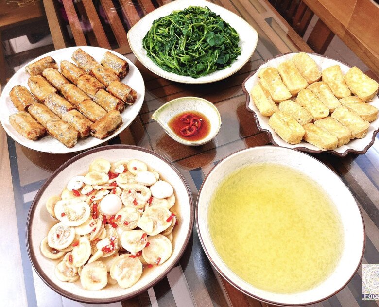 Bữa cơm tối đơn giản, hấp dẫn.