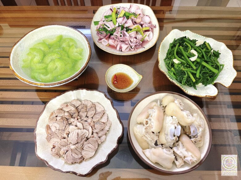 Cơm tối nhiều món hấp dẫn.