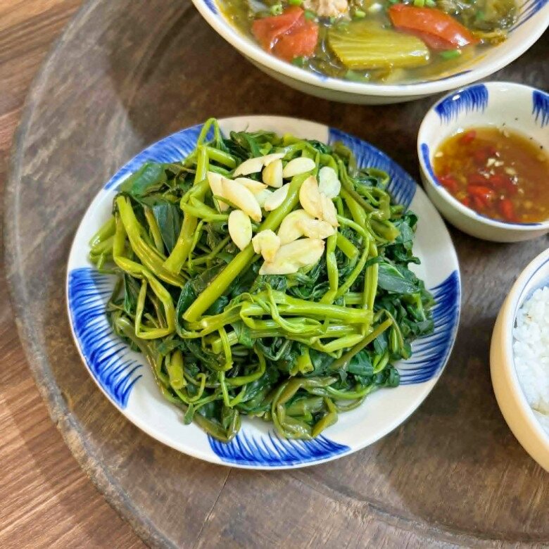 Chuẩn bị: Lạc, dầu ăn, muối tinh hoặc bột canh, rượu trắng.