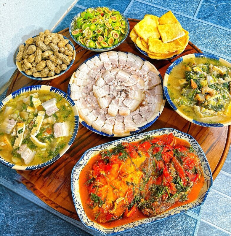 Bữa tối nhiều món hấp dẫn.