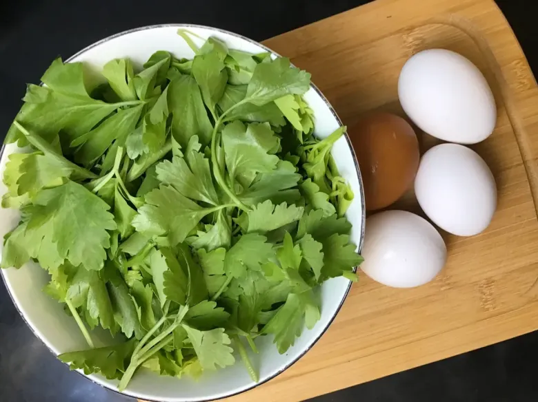 Không chỉ xào thịt bò, lá này xào cùng trứng tuyệt ngon lại còn siêu bổ dưỡng, không thử quá tiếc - 2