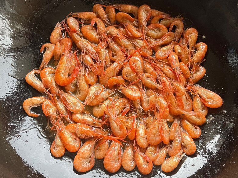 Không ngờ rang tôm chỉ cần nhúm gia vị đơn giản này đã lên màu đỏ đẹp, giòn ngon không bị ướt - 2
