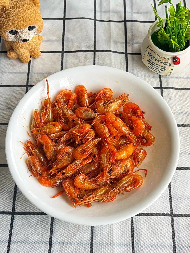 Không ngờ rang tôm chỉ cần nhúm gia vị đơn giản này đã lên màu đỏ đẹp, giòn ngon không bị ướt - 3