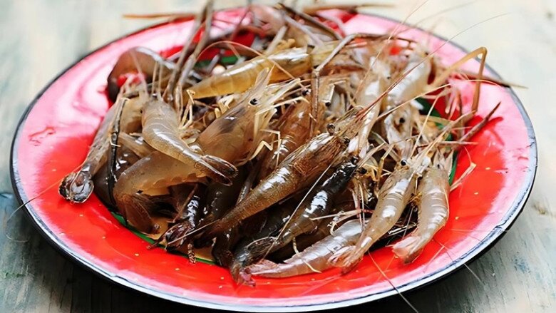 Không ngờ rang tôm chỉ cần nhúm gia vị đơn giản này đã lên màu đỏ đẹp, giòn ngon không bị ướt - 1