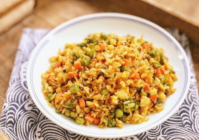Làm cơm rang trứng, đừng cho cơm ngay vào chảo, thêm bước này hạt cơm nào cũng săn chắc, vàng thơm - 3