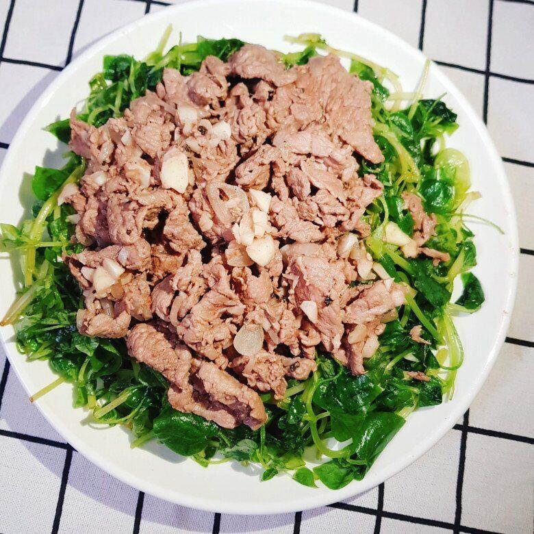 Loại lá mọc dại trong vườn nhà, hỗ trợ hệ miễn dịch lại tốt cho da, làm gỏi hay xào đều ngon bất chấp - 2
