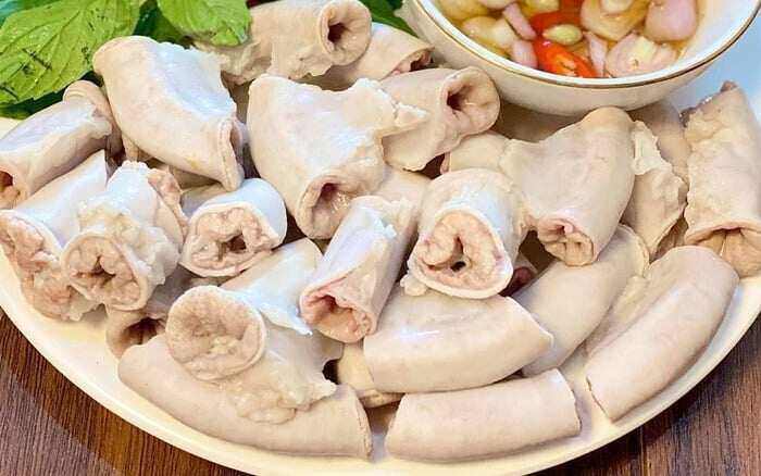 Luộc lòng lợn chỉ cần cho 1 loại gia vị này đảm bảo lòng trắng phau, giòn sần sật, chất lượng chẳng kém nhà hàng - 1