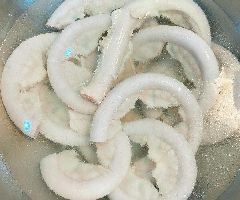 Luộc lòng lợn chỉ cần cho 1 loại gia vị này đảm bảo lòng trắng phau, giòn sần sật, chất lượng chẳng kém nhà hàng - 3